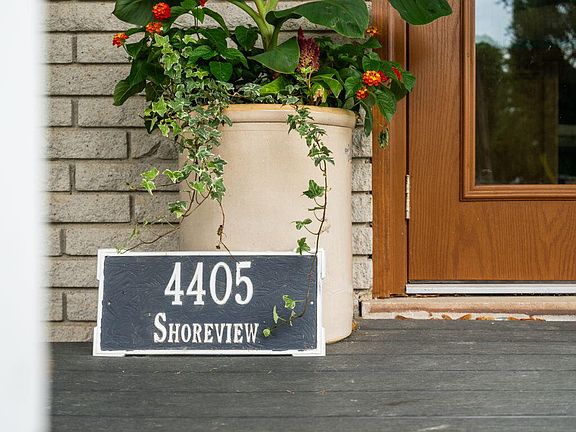 5th image of 4405 Shoreview Ln