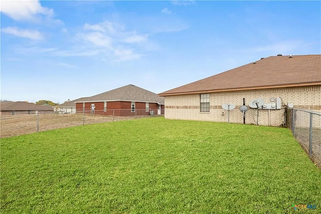 3 bed, 2.0 bath, 1183 sqft, $1,350 — Photo 2