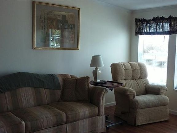 4th image of 711 Holiday Dr
