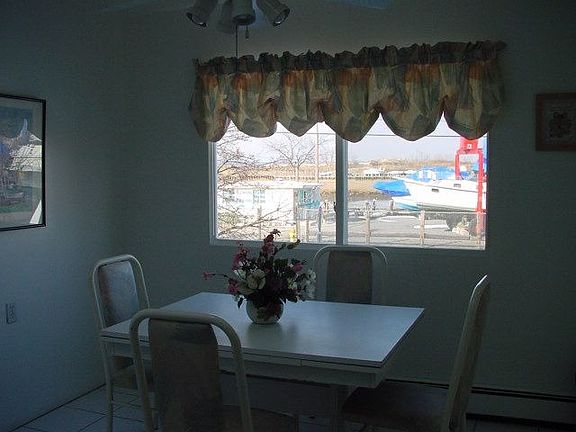 Eat-in with marina view