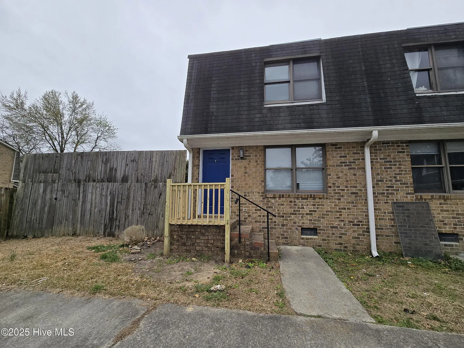 2 bed, 1.5 bath, 1096 sqft, $1,050 — Photo 1