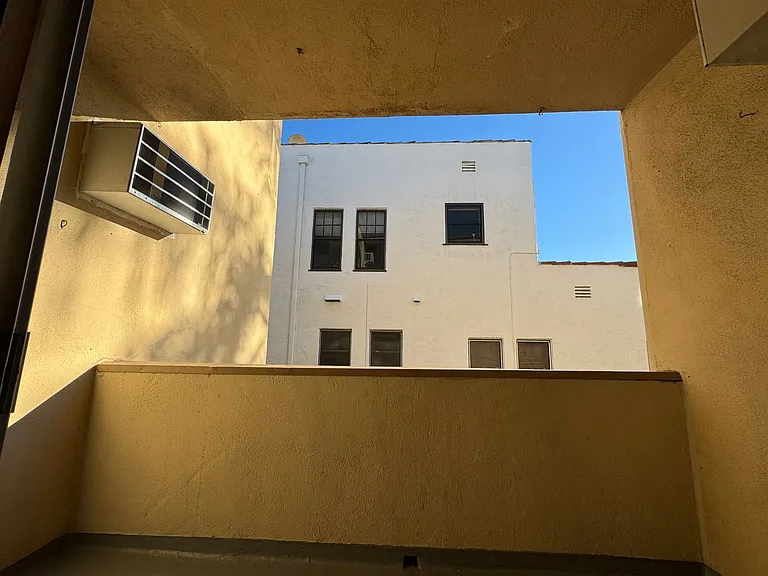 617 N Orange Dr — Photo 15