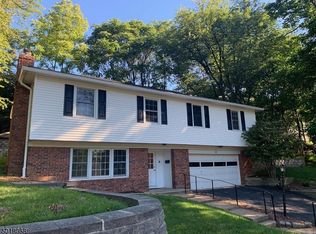 42 Overlook Trl, Morris Plains, NJ 07950