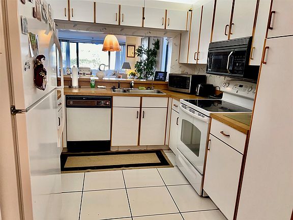 4th image of 10762 W Clairmont Circle #306