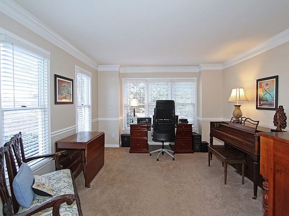 5th image of 2457 Roseberry Ln
