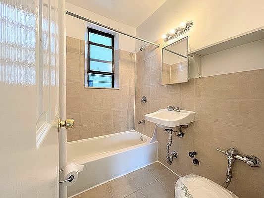 5th image of 2605 14th Pl APT 1L