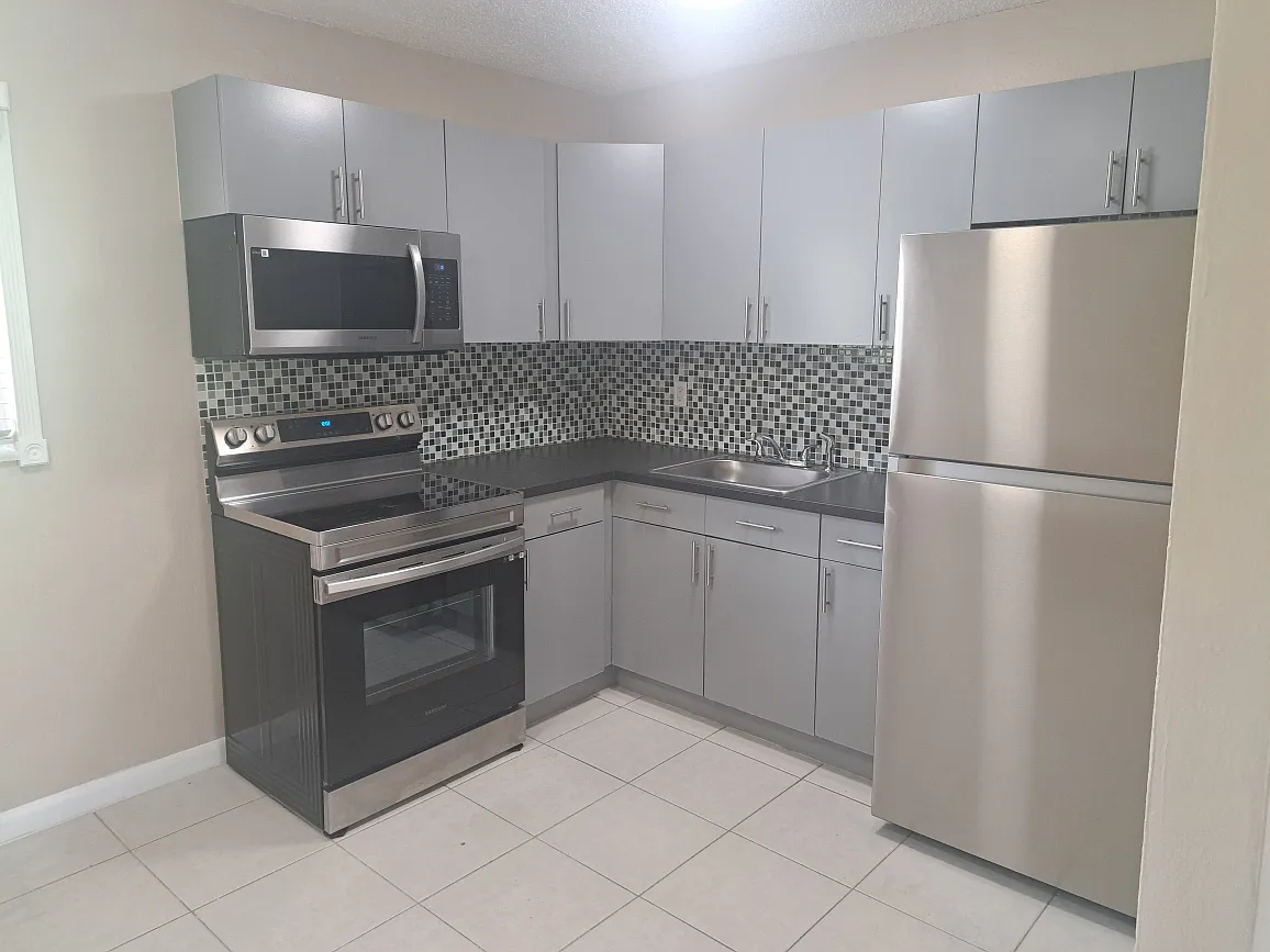 1410 Ne 10th Ave - 4 — Photo 1