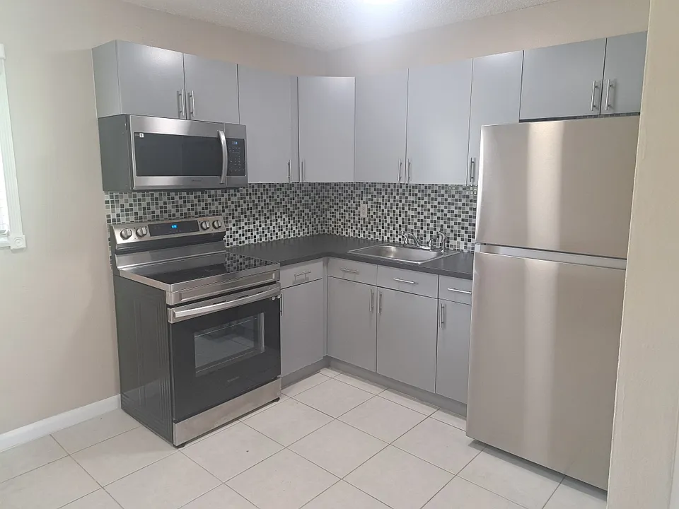 1410 NE 10th Ave #4