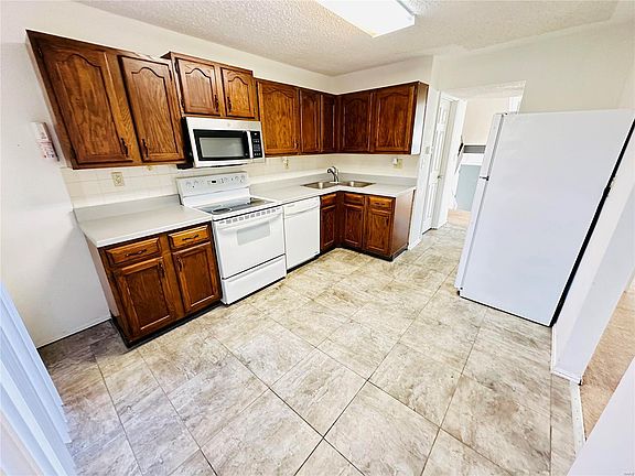 4th image of 131 Carmel Woods Dr