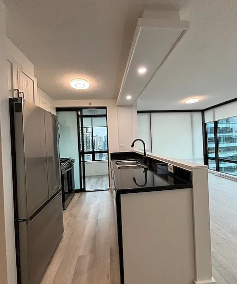 1003 Burnaby St #1404 — Photo 8
