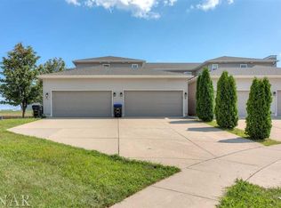 29 Yotzonot Dr, Bloomington, IL 61704