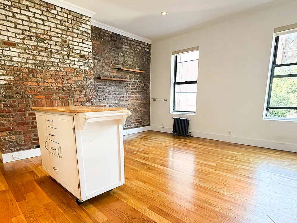 70 University Pl #8