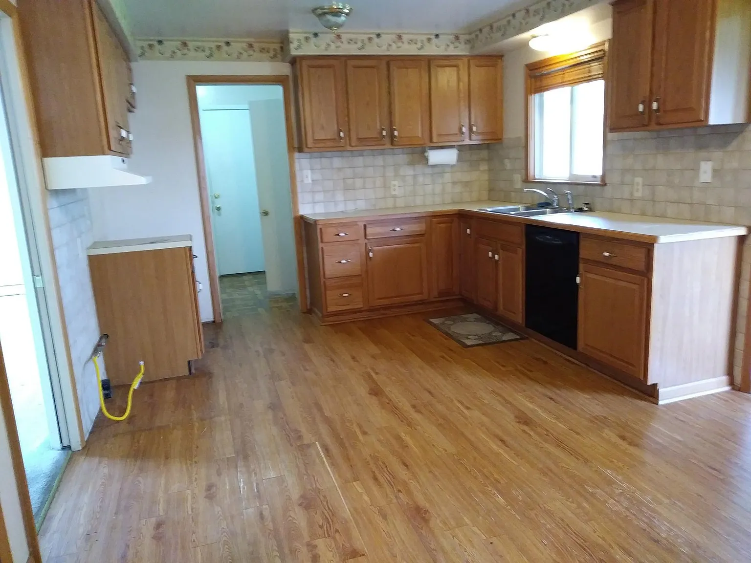 3 bed, 1267 sqft, $1,650 — Photo 2