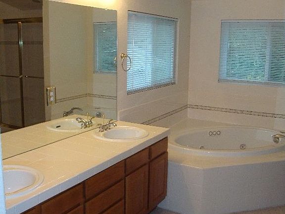 5 Piece Master Bath with Large Walk-in Closet