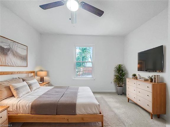 4th image of 302 Gant St