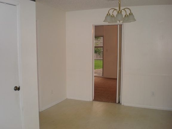 5th image of 2830 Windsor Ln