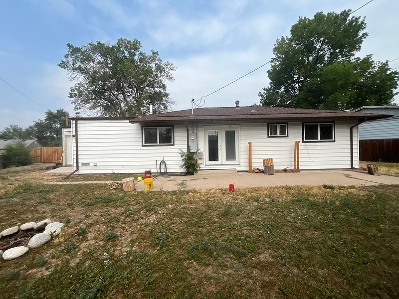 3 bed, 1.0 bath, 1140 sqft, $2,390 — Photo 2