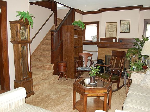 Living Room w Oak Moldings