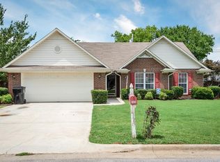 203 Jackson Dr, Muscle Shoals, AL 35661