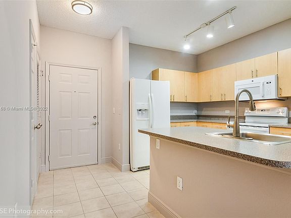 4th image of 533 NE 3rd Ave APT 324