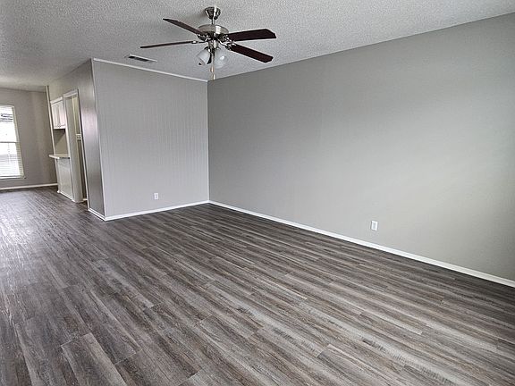 Spacious livingroom with plenty of lighting