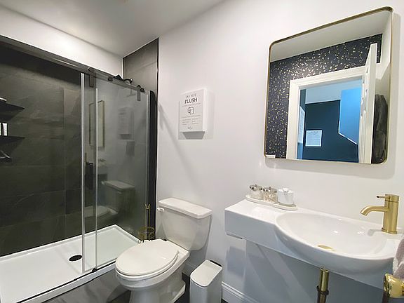 upper level second full bath