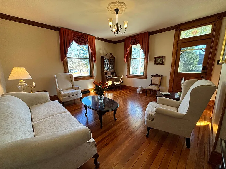 Living room (parlor)