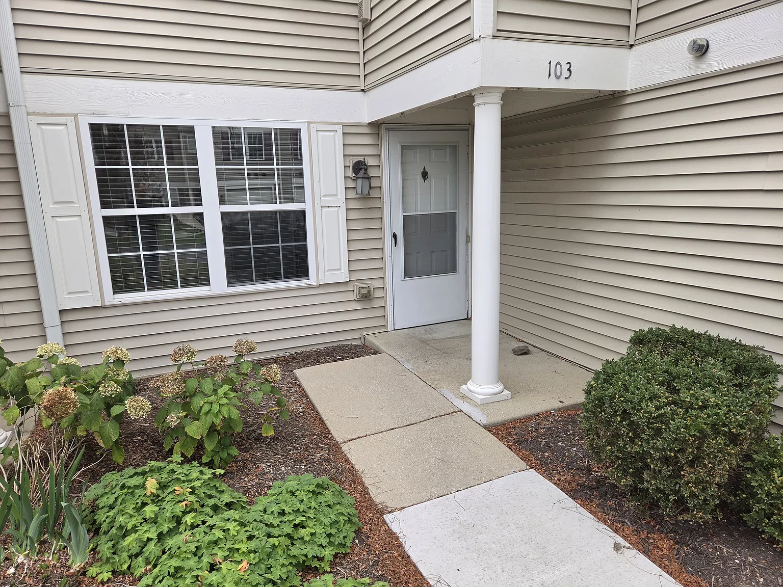 2 bed, 1101 sqft, $2,350 — Photo 1