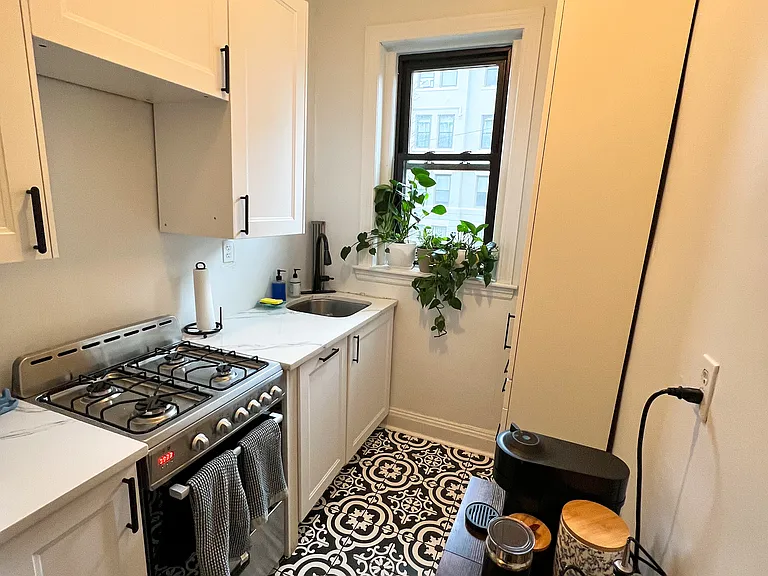 39 Glenville Ave #3 — Photo 4