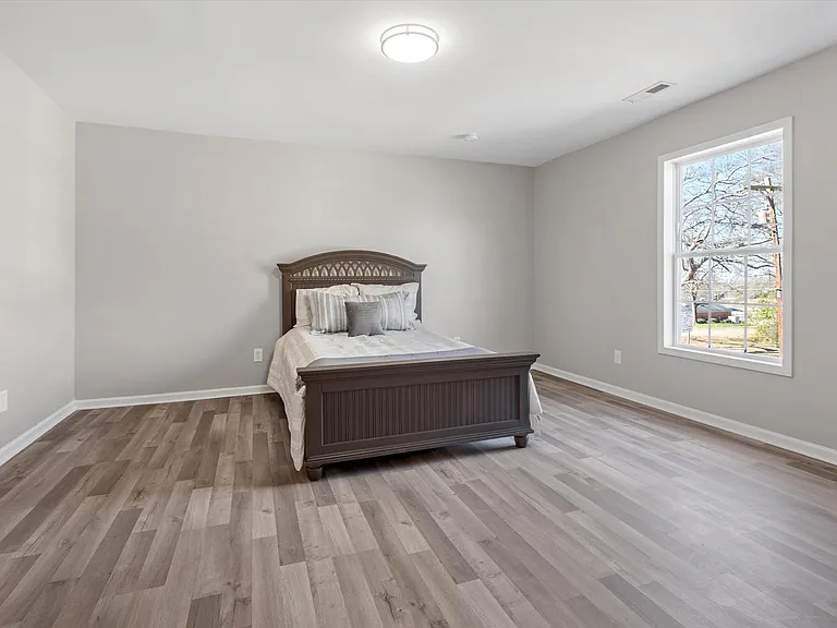 105 S York St — Photo 10