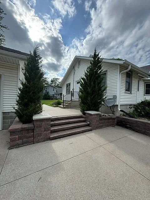 5 bed, 2.5 bath, 2059 sqft, $2,200 — Photo 4