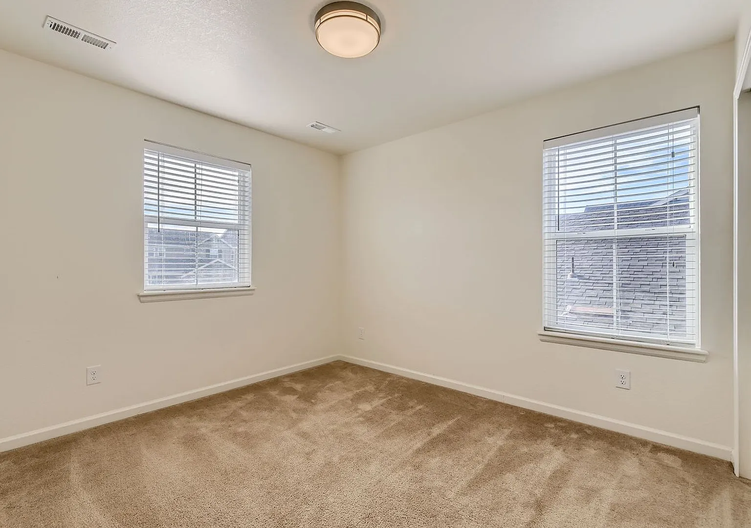 Beautiful 5 Bedroom Home Available NOW! — Photo 3