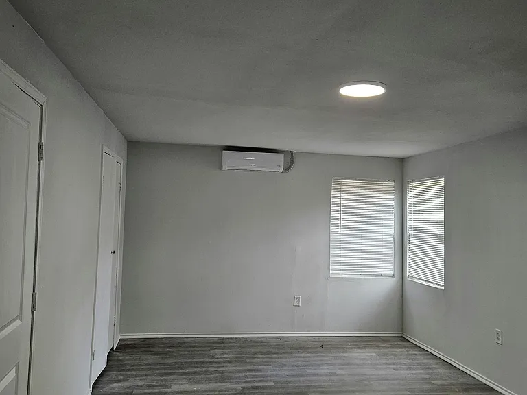 1403 E 4th Ave — Photo 3