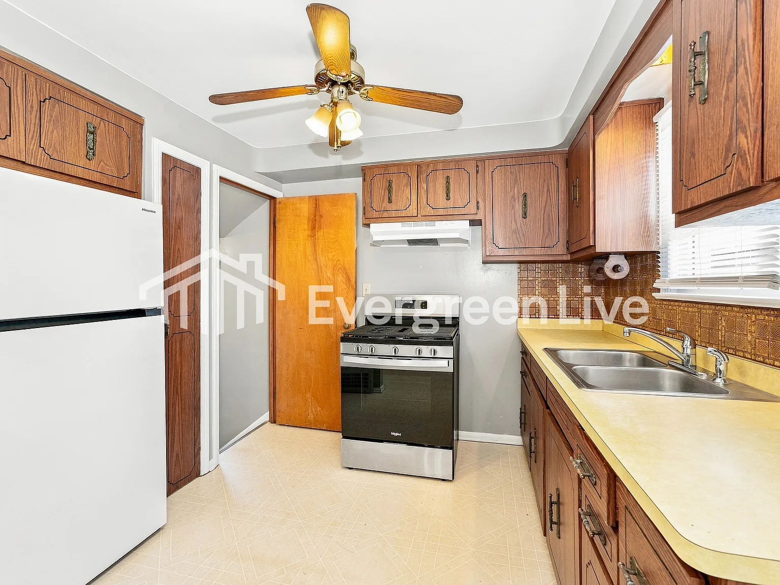 4 bed, 1.0 bath, 1291 sqft, $1,745 — Photo 3