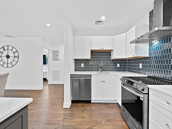 2nd image of 238 SW 10TH Avenue
