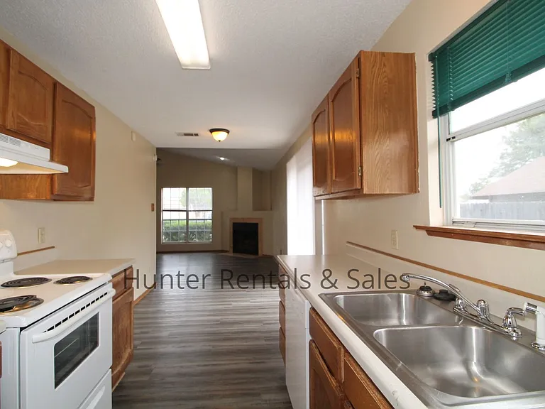 2404 Windmill Dr — Photo 9
