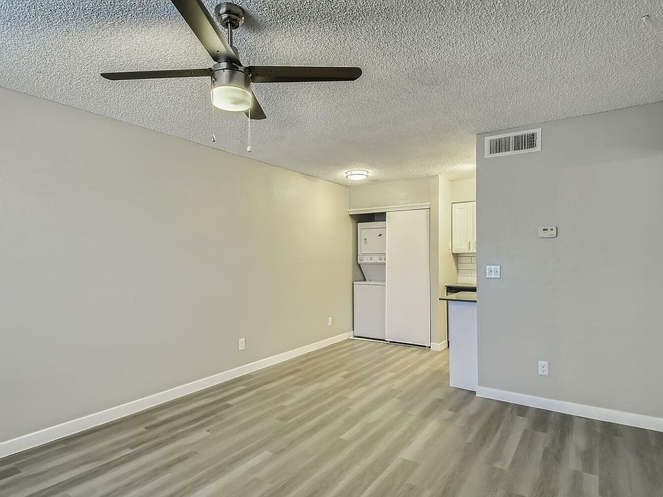 8080 N 51st Ave Glendale AZ-large-012-017-Living Room 116-1500x1000-72dpi
