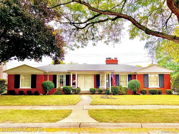 651 Woods Ln, Grosse Pointe Woods, MI 48236