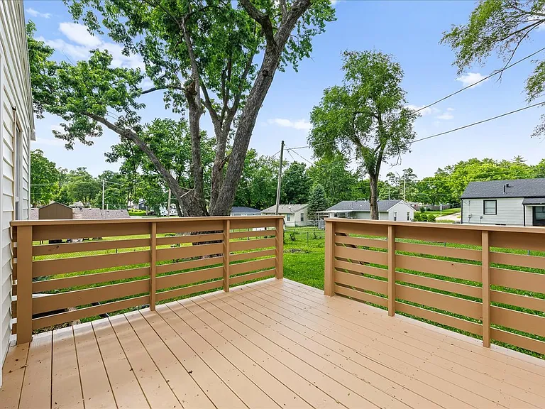 210 Lynn St — Photo 20