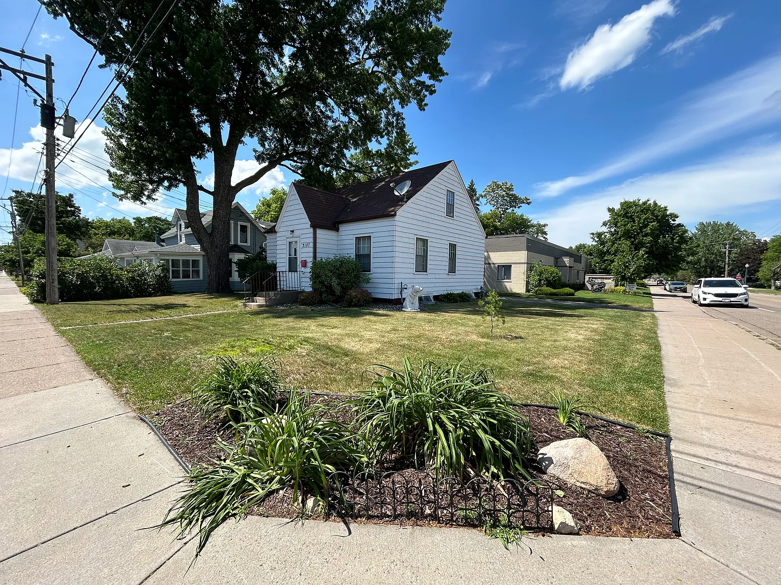 3 bed, 1051 sqft, $2,000 — Photo 2