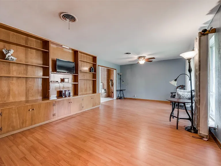 821 N Hampton Rd — Photo 2