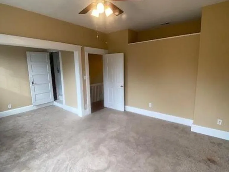 Unit 4 - Master-sized room