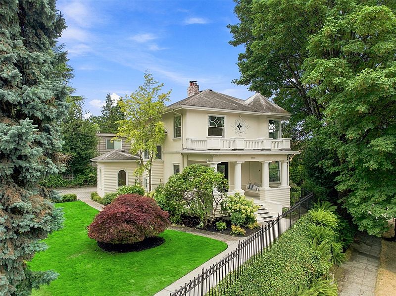 3rd image of 1111 Bellevue Place E