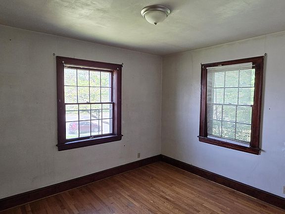 4th image of 1037 Hardy Rd