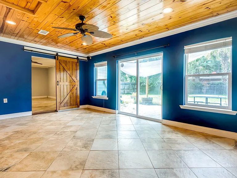 308 Hollywood Blvd SE — Photo 17