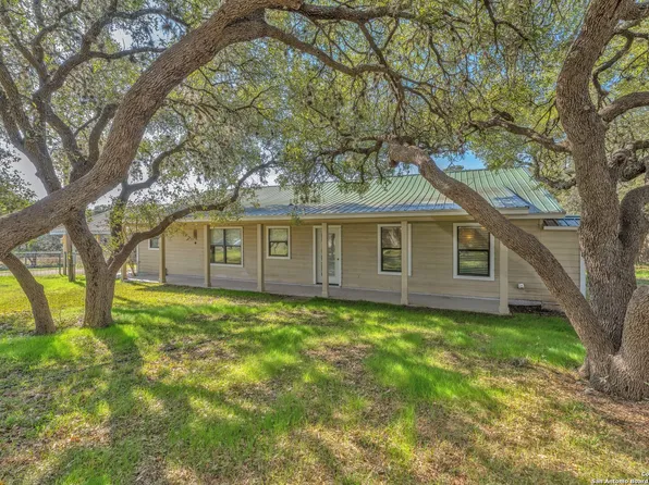 337 Mills Lane, Pipe Creek, TX 78063