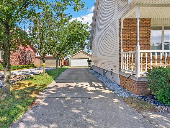5th image of 1627 Ridge Rd