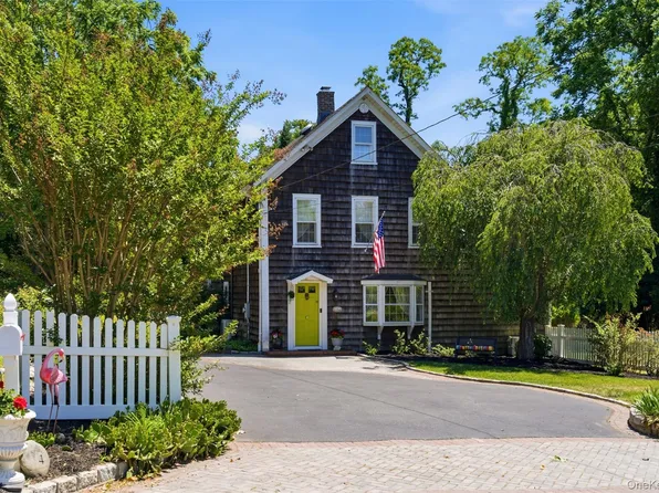 4 Landing Meadow Road, Smithtown, NY 11787