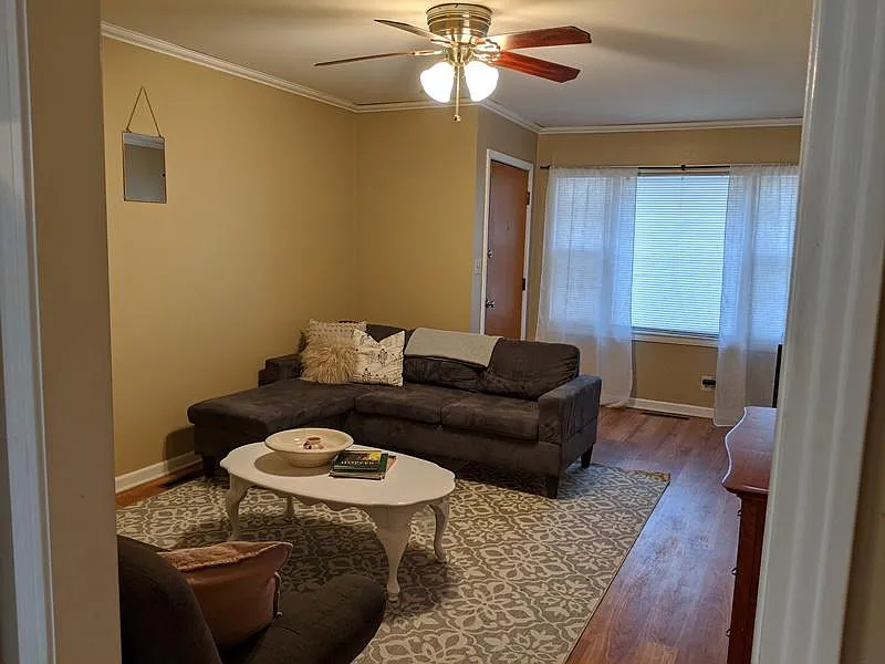 2 bed, 812 sqft, $1,350 — Photo 2