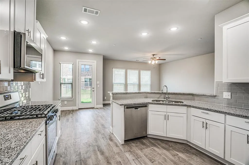 3 bed, 1975 sqft, $2,825 — Photo 3